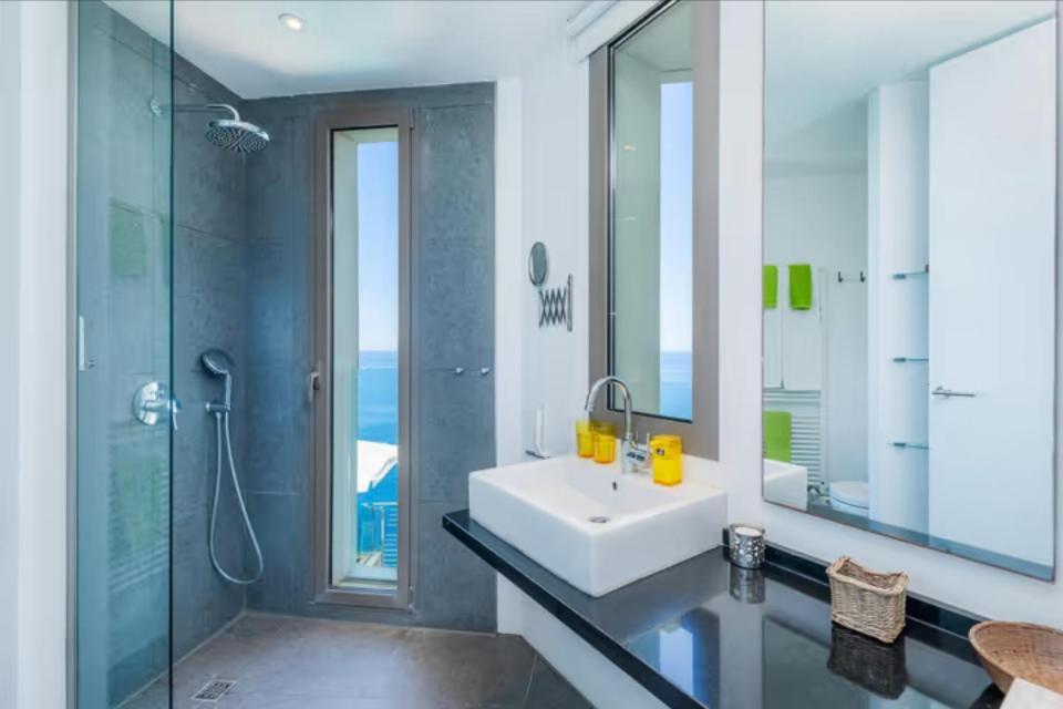 Villa Ema, Moderna Con Piscina Frente Al Mar *